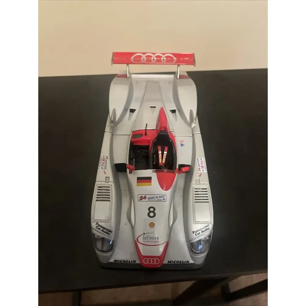 Audi R8 le Mans-Sieger 2000 Team Joest #8 Maisto 1:18 Scale Collectible Car